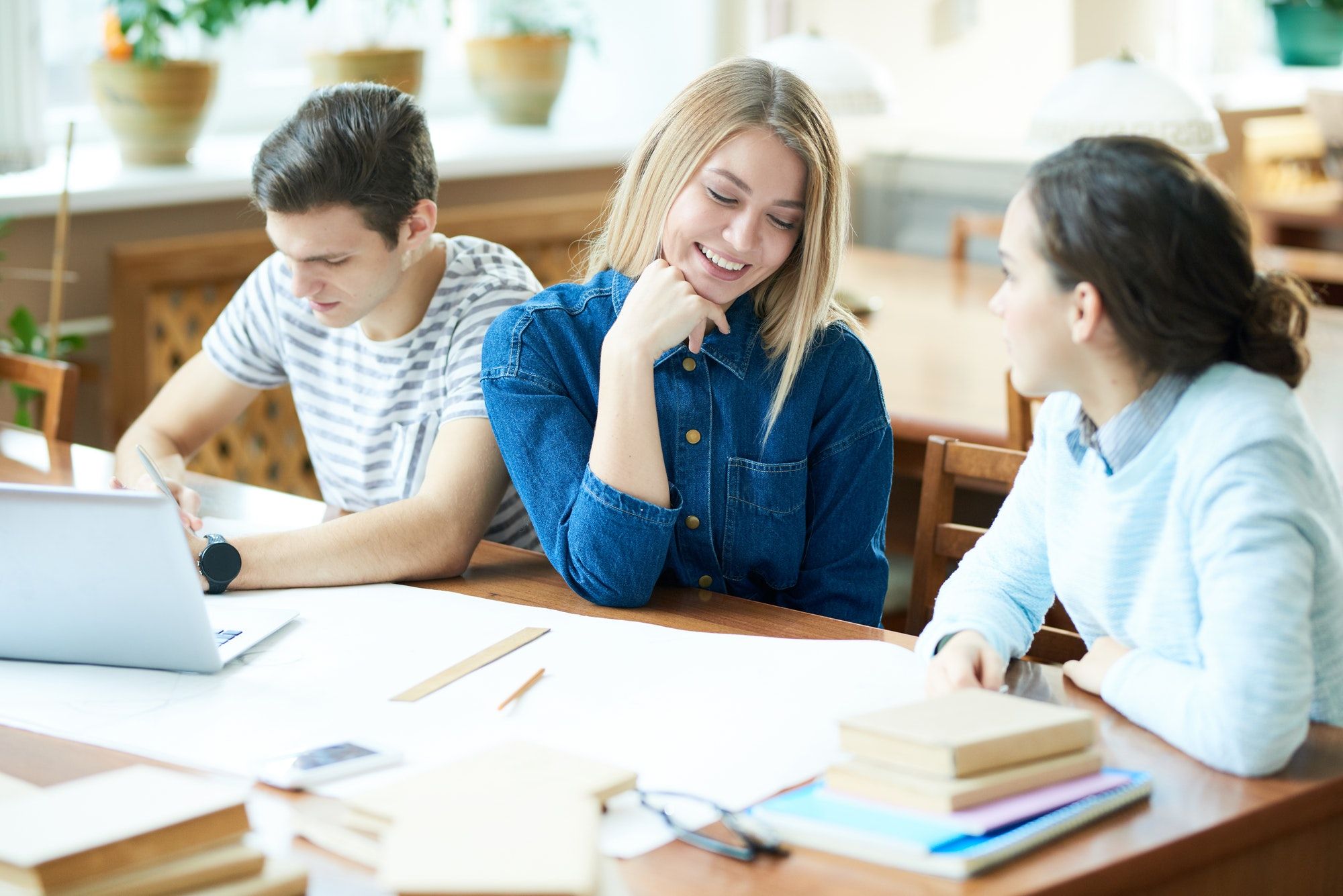 Varios alumnos del centro psicopedagógico intelecto en una de las aulas del centro psicopedagógico.